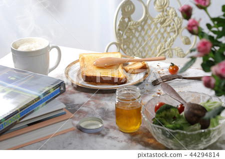 Messy breakfast landscape 44294814