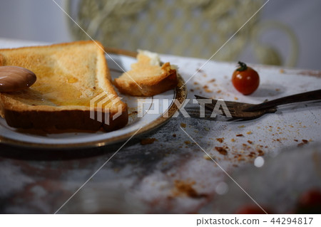 Messy breakfast landscape 44294817