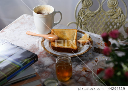 Messy breakfast landscape 44294819