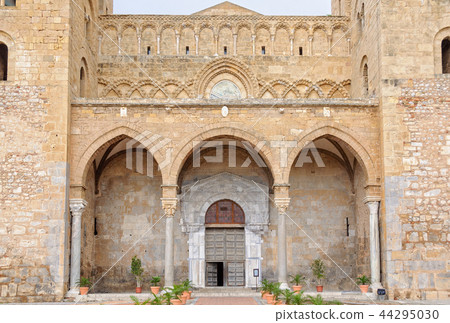 Arched Entrance - Cefalu 44295030