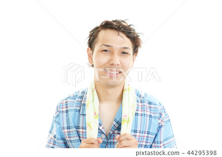 一個男人穿著睡衣 一個男人穿著睡衣 44295398