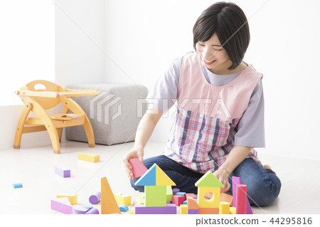 幼兒園老師,玩積木 幼兒園老師,玩積木 44295816