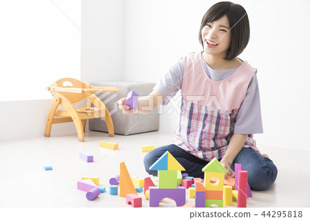幼兒園老師，玩積木 44295818