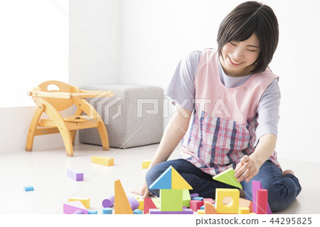 幼兒園老師,玩積木 幼兒園老師,玩積木 44295825