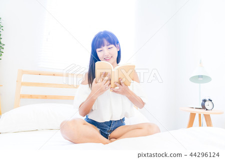 Asian Taiwanese Chinese sleeping sleep reading reading bed bed bed room home life style beauty woman like twenty years old alarm clock getting up 44296124