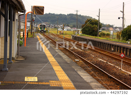 離開Kurumari線橫田站的木更津火車(2) 離開Kurumari線橫田站的木更津火車(2) 44297192