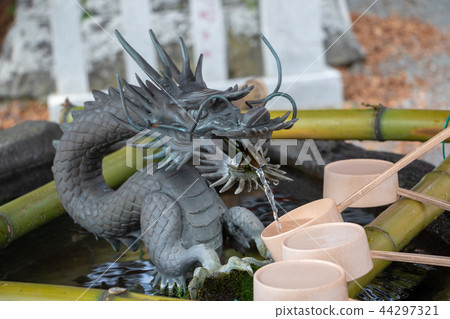 Akagi Shrine's Tatewase Building 44297321