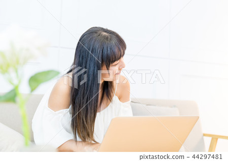 亞洲台灣中國人女人女性上網電腦家庭生活態度 亞洲台灣中國人女人女性上網電腦家庭生活態度 44297481