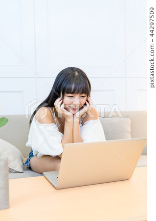 Asian Taiwanese Chinese women and women online computer family life attitude Asian Taiwanese Chinese women and women online computer family life attitude 44297509