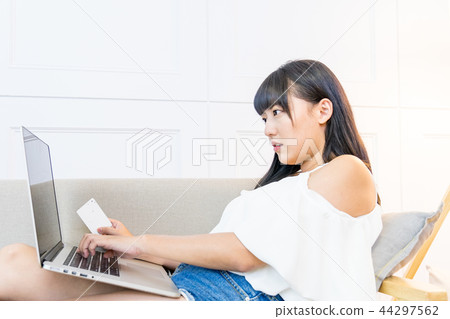 亞洲台灣中國人女人女性上網電腦家庭生活態度 亞洲台灣中國人女人女性上網電腦家庭生活態度 44297562
