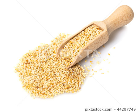 sesame seeds in a wooden scoop 44297749