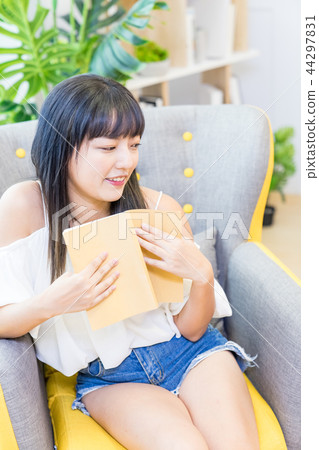 Asian Taiwanese Woman Chinese Reading Reading Examination National Examination Joint Examination Morning Afternoon Test Success Novel Life Style Indoor Floor Notes 44297831