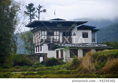 Bhutanese houses near Chimi Lhakhang. Lobesa 44298368