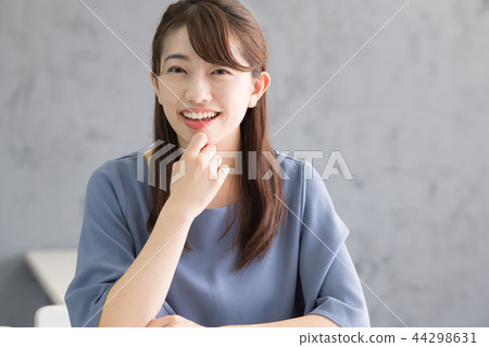 女商人年輕日本婦女在辦公室 女商人年輕日本婦女在辦公室 44298631