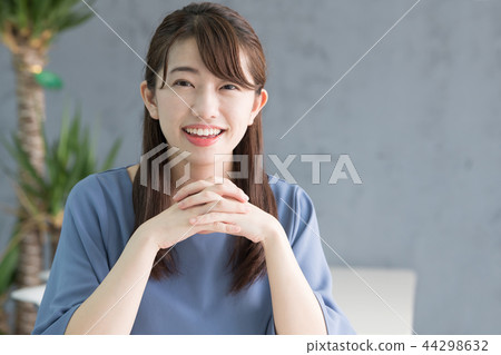 女商人年輕日本婦女在辦公室 女商人年輕日本婦女在辦公室 44298632