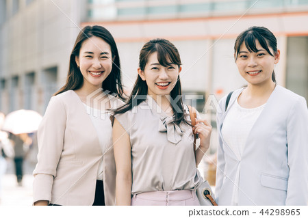 返回的女商人三個同事婦女 返回的女商人三個同事婦女 44298965