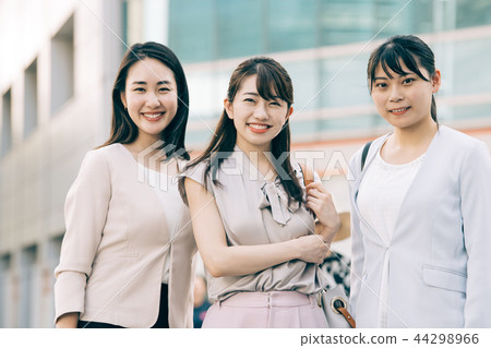 返回的女商人三個同事婦女 返回的女商人三個同事婦女 44298966