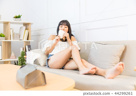 Asia Taiwan Chinese female woman relax sleeping human body body leg posture toilet paper fresh medicine beauty shadow oxygen health paper life style 44299261