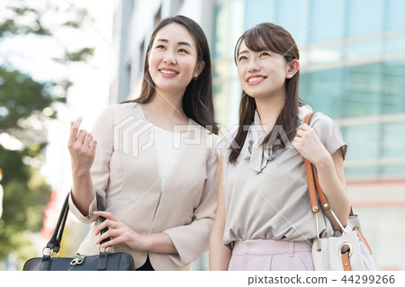 喜歡購物的年輕日本女士的女性朋友 喜歡購物的年輕日本女士的女性朋友 44299266