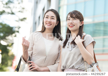 喜歡購物的年輕日本女士的女性朋友 喜歡購物的年輕日本女士的女性朋友 44299267