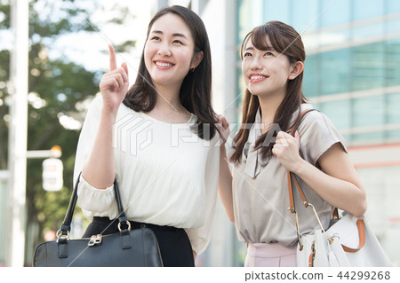 喜歡購物的年輕日本女士的女性朋友 喜歡購物的年輕日本女士的女性朋友 44299268