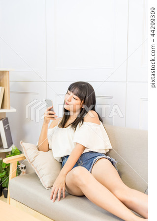 亞洲台灣中國女性 電話溝通 視訊會議 亞洲台灣中國女性 電話溝通 視訊會議 44299309