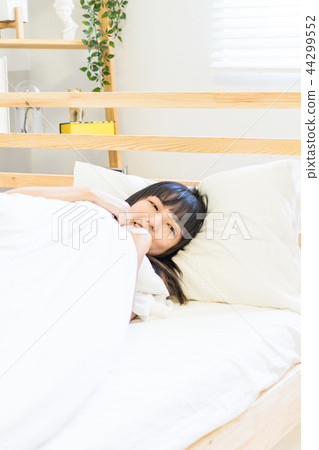 亞洲台灣中國女性 睡覺 溫馨 鬧鐘 賴床 起床 亞洲台灣中國女性 睡覺 溫馨 鬧鐘 賴床 起床 44299552