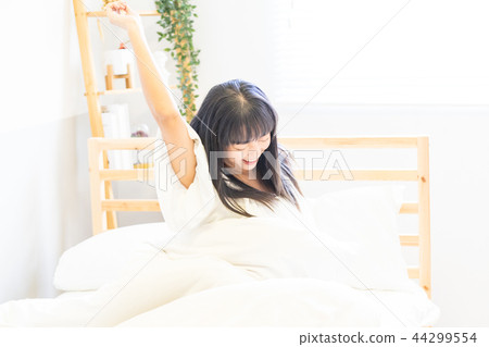 亞洲台灣中國女性 睡覺 溫馨 鬧鐘 賴床 起床 亞洲台灣中國女性 睡覺 溫馨 鬧鐘 賴床 起床 44299554
