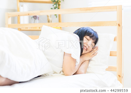 亞洲台灣中國女性 睡覺 溫馨 鬧鐘 賴床 起床 亞洲台灣中國女性 睡覺 溫馨 鬧鐘 賴床 起床 44299559