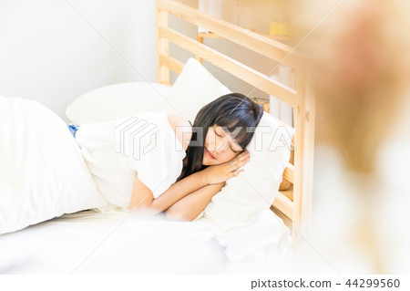 亞洲台灣中國女性 睡覺 溫馨 鬧鐘 賴床 起床 亞洲台灣中國女性 睡覺 溫馨 鬧鐘 賴床 起床 44299560