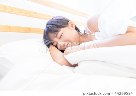 亞洲台灣中國女性 睡覺 溫馨 鬧鐘 賴床 起床 亞洲台灣中國女性 睡覺 溫馨 鬧鐘 賴床 起床 44299584