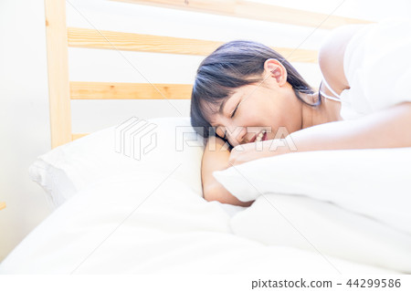 亞洲台灣中國女性 睡覺 溫馨 鬧鐘 賴床 起床 亞洲台灣中國女性 睡覺 溫馨 鬧鐘 賴床 起床 44299586