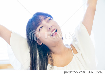 亞洲台灣中國女性 睡覺 溫馨 鬧鐘 賴床 起床 亞洲台灣中國女性 睡覺 溫馨 鬧鐘 賴床 起床 44299592