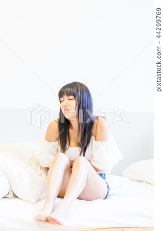 亞洲台灣中國人 病痛 醫藥 藥丸 女人 亞洲台灣中國人 病痛 醫藥 藥丸 女人 44299769