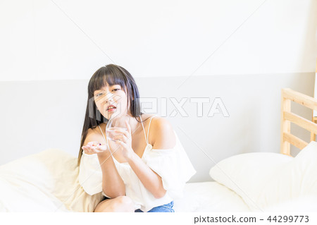 亞洲台灣中國人 病痛 醫藥 藥丸 女人 亞洲台灣中國人 病痛 醫藥 藥丸 女人 44299773