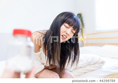 亞洲台灣中國人 病痛 醫藥 藥丸 女人 亞洲台灣中國人 病痛 醫藥 藥丸 女人 44299789