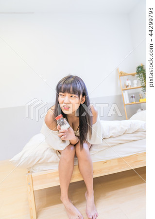 亞洲台灣中國人 病痛 醫藥 藥丸 女人 亞洲台灣中國人 病痛 醫藥 藥丸 女人 44299793