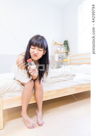 亞洲台灣中國人 病痛 醫藥 藥丸 女人 亞洲台灣中國人 病痛 醫藥 藥丸 女人 44299794