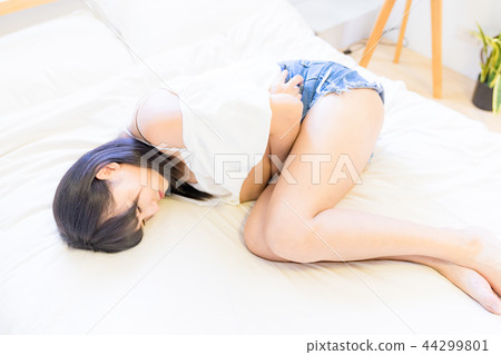亞洲台灣中國人 病痛 醫藥 藥丸 女人 亞洲台灣中國人 病痛 醫藥 藥丸 女人 44299801