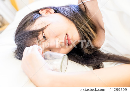 亞洲台灣中國人 病痛 醫藥 藥丸 女人 亞洲台灣中國人 病痛 醫藥 藥丸 女人 44299809