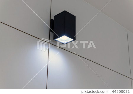 Model lamp on wooden wall Model lamp on wooden wall 44300021