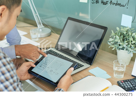 Discussing project details 44300275