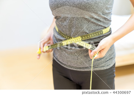 亞洲台灣中國人 女性 量腰圍 瑜珈 瑜珈墊 居家運動 亞洲台灣中國人 女性 量腰圍 瑜珈 瑜珈墊 居家運動 44300697