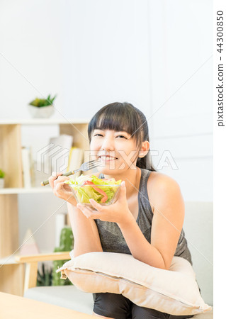 亞洲台灣中國人 運動 沙拉 女性 女人 沙發 素食主義者 吃素 抱枕 蔬菜 水果 44300850