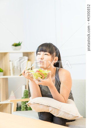 亞洲台灣中國人 運動 沙拉 女性 女人 沙發 素食主義者 吃素 抱枕 蔬菜 水果 44300852