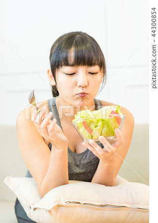 亞洲台灣中國人 運動 沙拉 女性 女人 沙發 素食主義者 吃素 抱枕 蔬菜 水果 亞洲台灣中國人 運動 沙拉 女性 女人 沙發 素食主義者 吃素 抱枕 蔬菜 水果 44300854