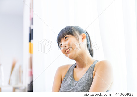 亞洲台灣中國人 運動 女性 黃種人 黃皮膚 窗簾 運動健身體適能 手機 物聯網 44300925
