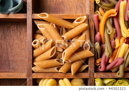 Assorted colorful italian pasta in wooden box 44301321