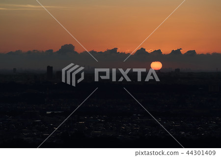 The rising sun over the clouds 44301409