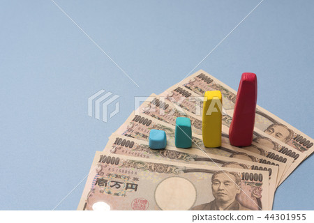 Money and bar chart 44301955